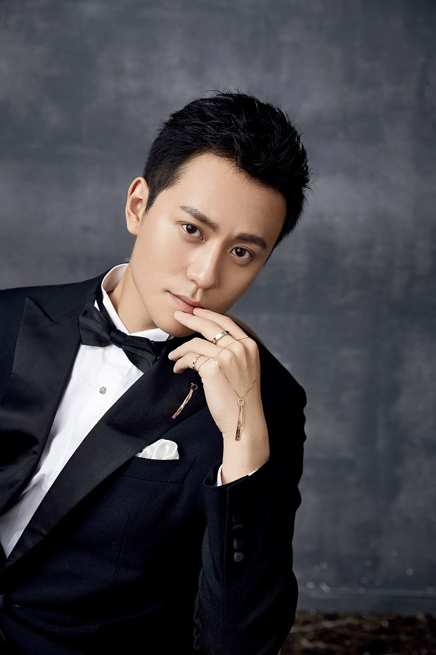 《明星秦俊杰图集》福建省厦门男演员秦俊杰秋季暖男风时尚杂志封面