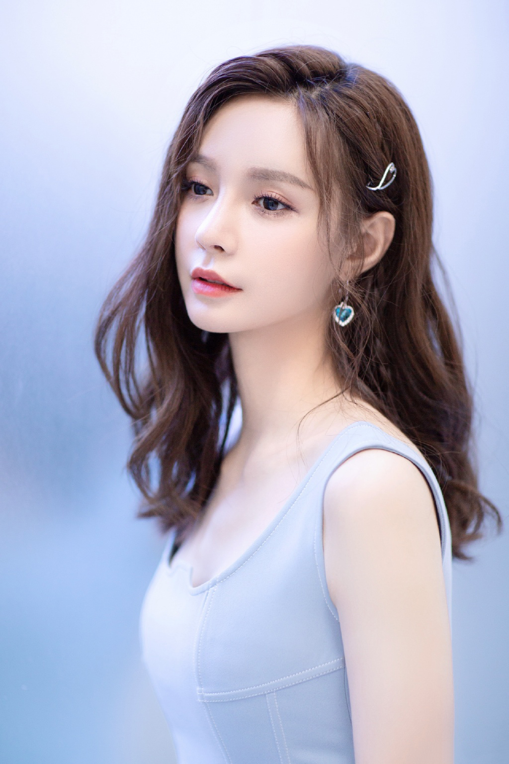 高清湖南省湘西吉首市美女沈梦辰背带裙娃娃衫甜美写真图片