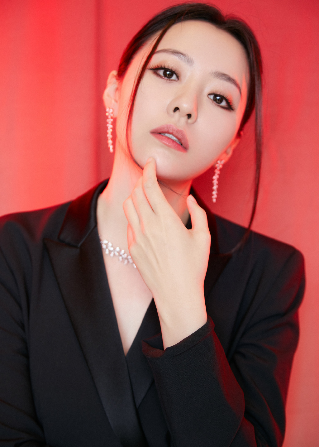 高清黑龙江省伊春美女张靓颖黑色修身西装性感写真