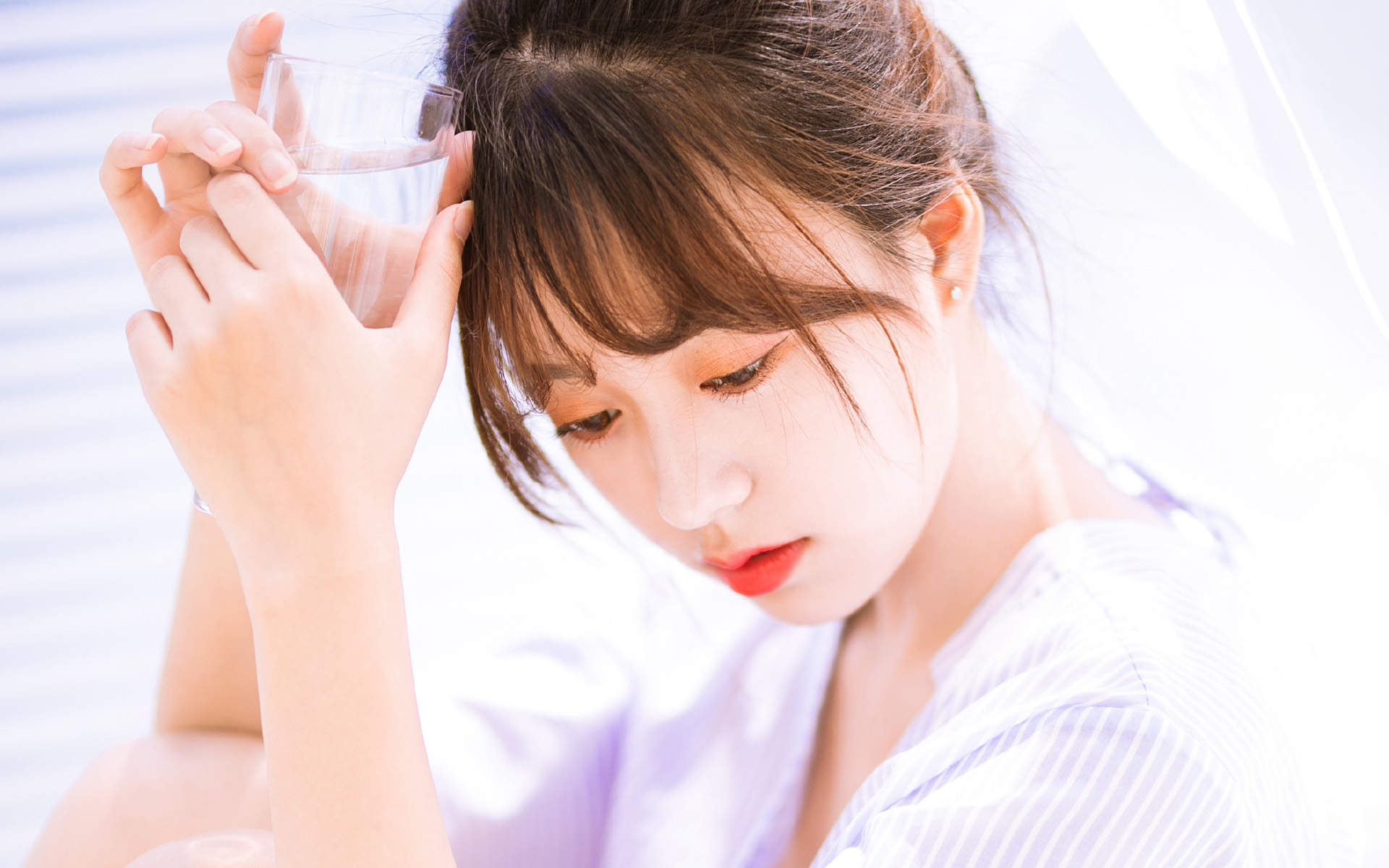 大陆女明星白皙美女白t桖清新诱人写真手机壁纸图片