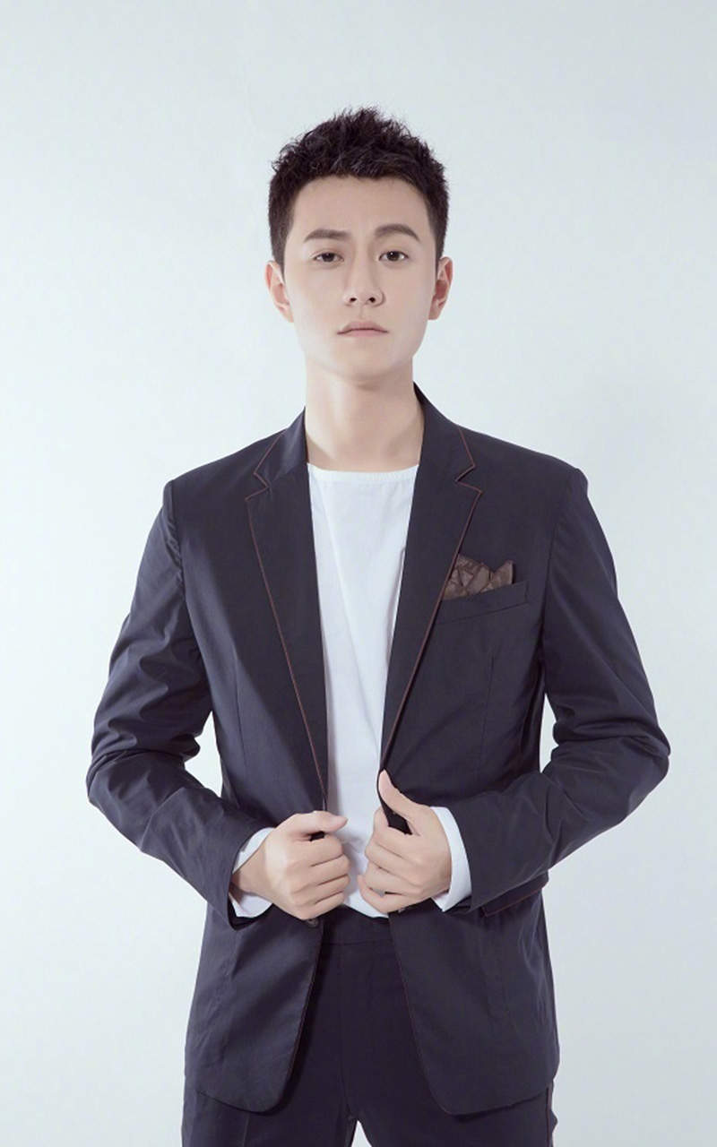 《明星秦俊杰图集》福建省厦门男演员秦俊杰霸道总裁范西装写真图片