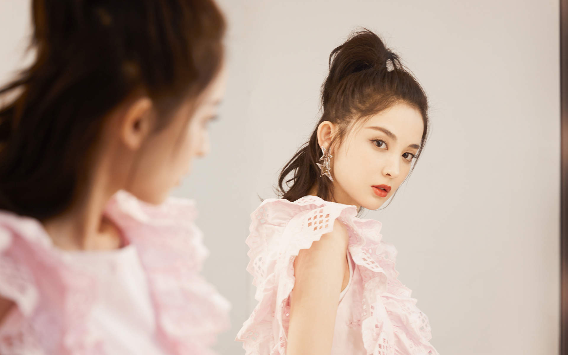 中国内地新疆乌鲁木齐市影视女演员古力娜扎玫瑰裙性感图片桌面壁纸