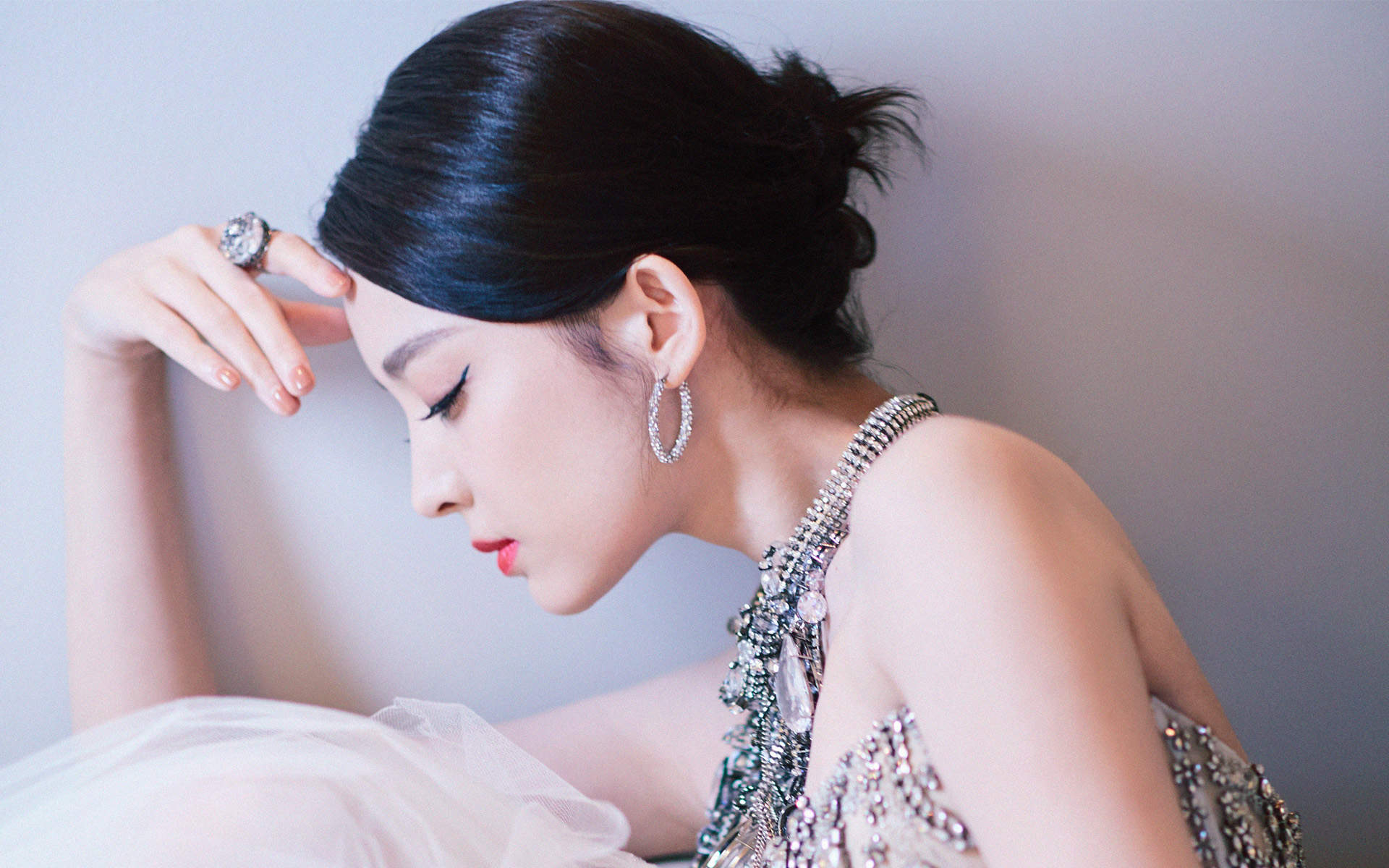 中国内地新疆乌鲁木齐市影视女演员古力娜扎玫瑰裙性感图片桌面壁纸